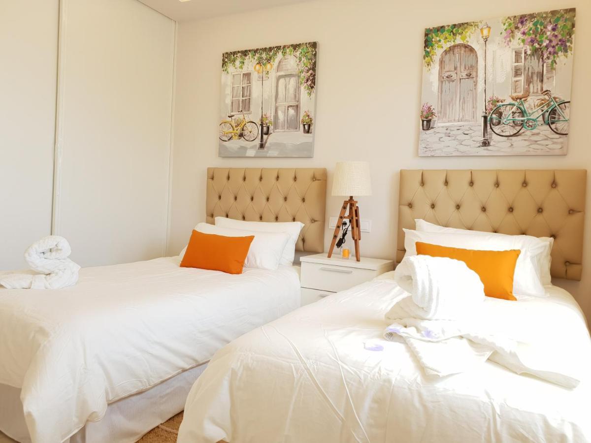 Fantastic Apartment In Front Of The Sea & Marina เอสเตโปนา ภายนอก รูปภาพ